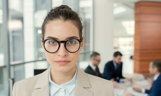 Vysokoškolačky jsou v Česku ve srovnání se stejně vzdělanými muži kategorií s nejvyššími rozdíly v odměňování. Ilustrační foto: Getty Images