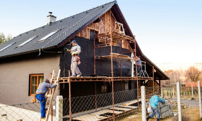 Při renovaci domu je důležité správně promyslet posloupnost jednotlivých kroků, které zvyšují energetickou účinnost budovy. Foto: Getty Images