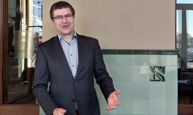 Bývalý vrchní ředitel sekce na ochranu klimatu na ministerstvu životního prostředí a expert na dekarbonizaci Petr Holub. Foto: Martina Patočková, Ekonews