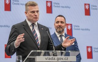 Vládní zmocněnec pro klimatickou politiku a Green Deal Filip Turek a nový ministr životního prostředí Igor Červený (oba Motoristé) na tiskové konferenci po schůzi vlády 16. února 2026. Foto: ČTK / Šimánek Vít