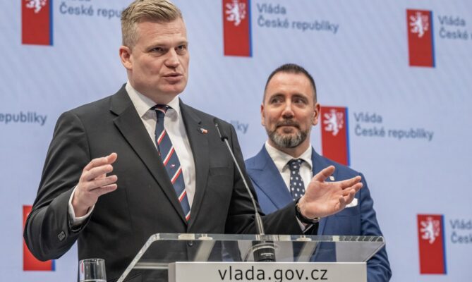 Vládní zmocněnec pro klimatickou politiku a Green Deal Filip Turek a nový ministr životního prostředí Igor Červený (oba Motoristé) na tiskové konferenci po schůzi vlády 16. února 2026. Foto: ČTK / Šimánek Vít