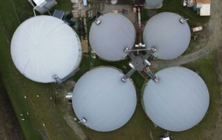 Letecký pohled na bioplynovou stanici v saském Graslebenu. Foto: Julia Koblitz, Unsplash