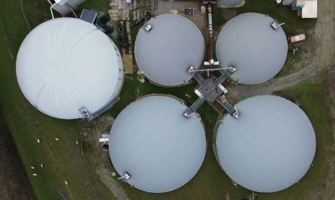 Letecký pohled na bioplynovou stanici v saském Graslebenu. Foto: Julia Koblitz, Unsplash