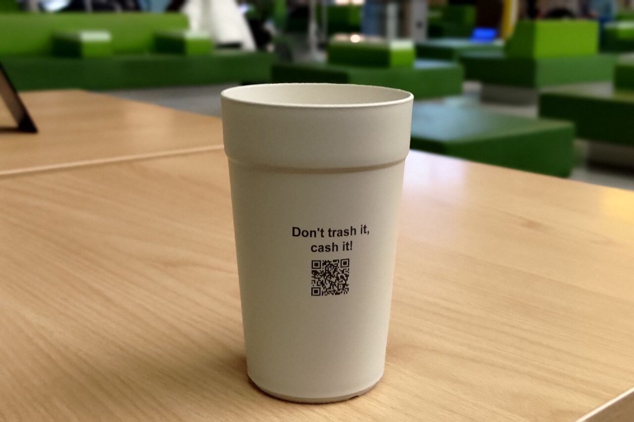 Za kelímek na kávu cestující zaplatí jedno euro, které se jim vrátí po jeho vhození do automatu. Foto: Martina Patočková, Ekonews