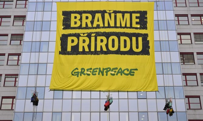Tento plakát z půlky prosince už ministerstvo životního prostředí odstranilo. Nyní se chystá na letáčky na chodbách. Foto: ČTK