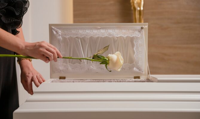 V Česku se zhruba devadesát procent pohřbů neobejde bez kremace žehem. Ilustrační foto: Pablo, Merchan Montes, Unsplash