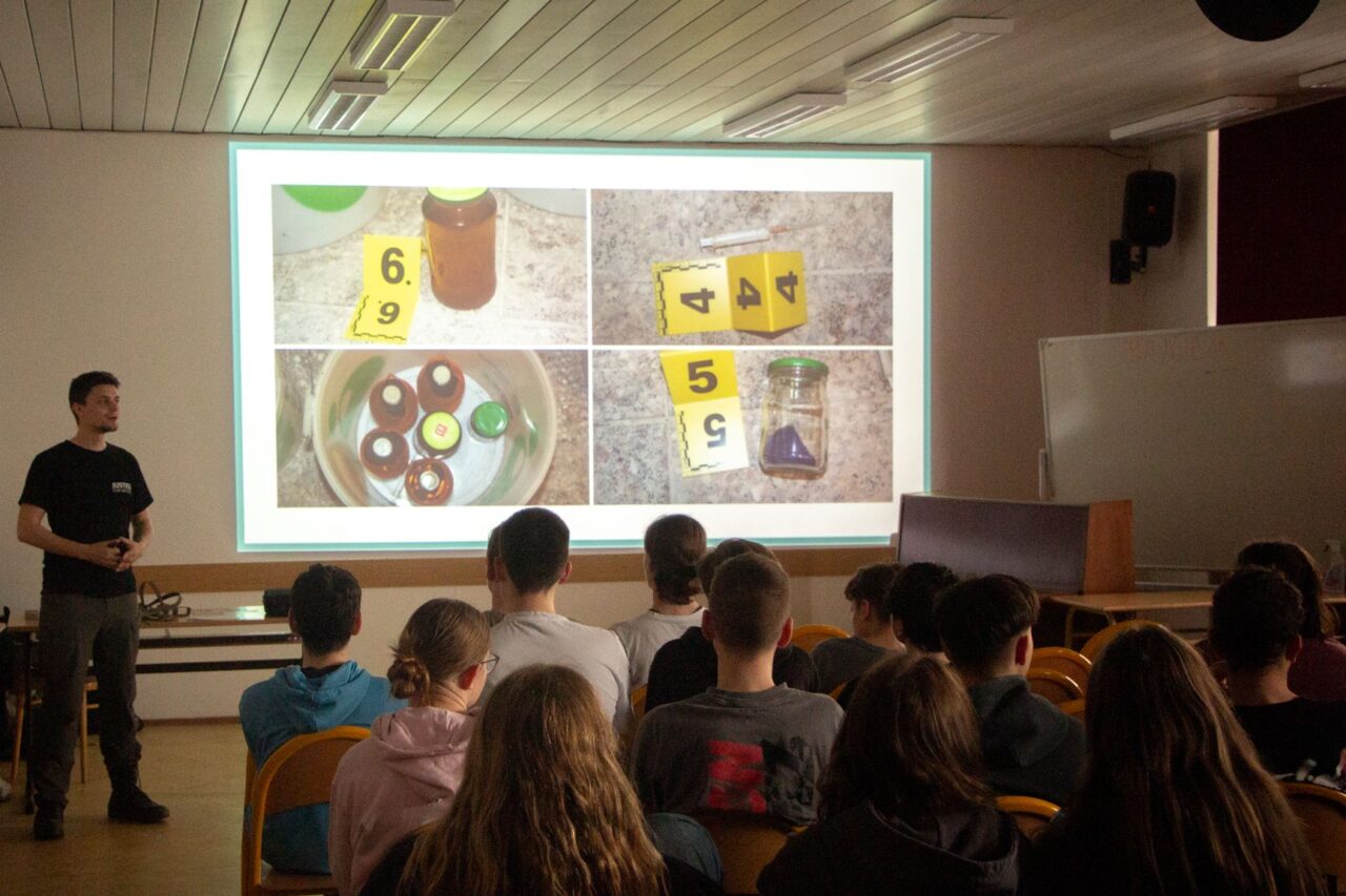 „Do škol vozíme informace, které se tam běžně nedostanou, aktuální a velmi často opomíjené informace o šelmách,“ říká Jan Suchý. Foto: postkytnuto Janem Suchým, Justice for Nature