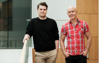 Ken Mattsson (vpravo) má za sebou spoustu vědeckých úspěchů. S Gustavem Erikssonem například nedávno vyvinul systém na siimulaci zvuku SoundSim360. Foto: poskytnuto Uppsalskou univerzitou