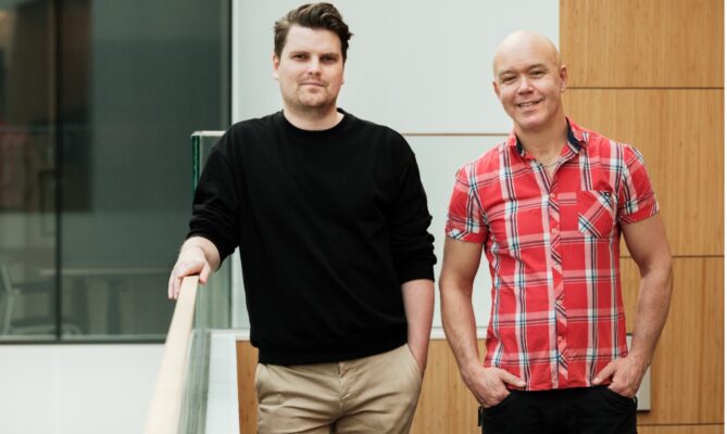 Ken Mattsson (vpravo) má za sebou spoustu vědeckých úspěchů. S Gustavem Erikssonem například nedávno vyvinul systém na siimulaci zvuku SoundSim360. Foto: poskytnuto Uppsalskou univerzitou