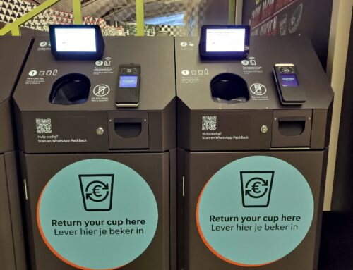 Letiště testuje vratné kelímky na kávu. Záloha je jedno euro a cestujícímu ho pošle automat zpátky na platební kartu