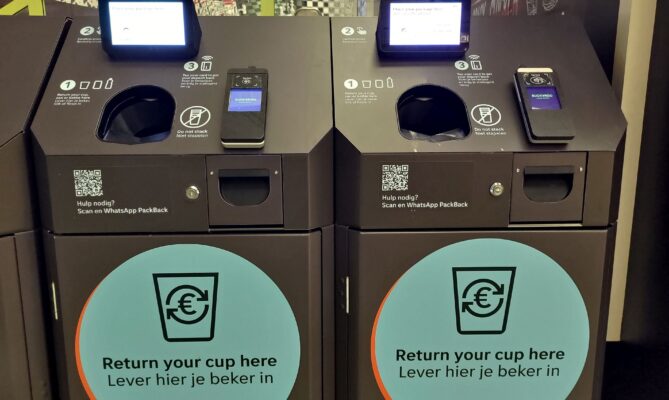 Kelímky se vracejí do automatů, které jsou v restaurační zóně na sedmi místech. Foto: Martina Patočková, Ekonews