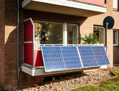 Fotovoltaika na balkoně utáhne domácnost, zatímco jste v práci. Lidé je však často provozují načerno