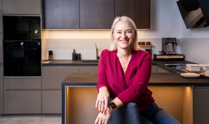 „Z našich statistik, analýz a průzkumů víme, že nedostatek sebevědomí je u žen jednou z hlavních příčin, proč se nehlásí na nově interně otevírané pozice,“ uvádí Eva Malá Beluská. Foto: poskytnuto společností IKEA