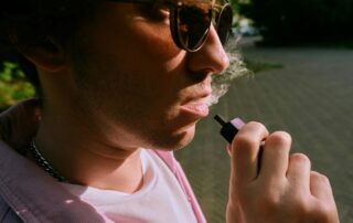 Většina jednorázových elektronických cigaret se v současnosti po dokouření nerecykluje. Ilustrační foto: Andrej Lišakov, Unsplash