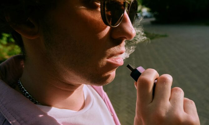 Většina jednorázových elektronických cigaret se v současnosti po dokouření nerecykluje. Ilustrační foto: Andrej Lišakov, Unsplash