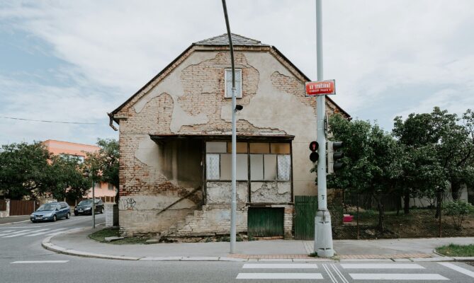 Státní dotace na rekonstrukce se od loňska výrazně změnily. Ilustrační foto: Claudio Schwarz, Unsplash