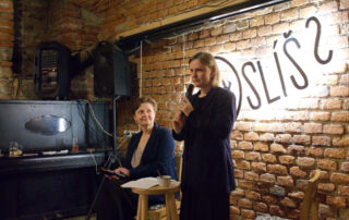 Zakladatelky Ekonews Martina Patočková a Veronika Němcová v pražské kavárně Myslíš? Foto: Tereza Koudelová, Ekonews