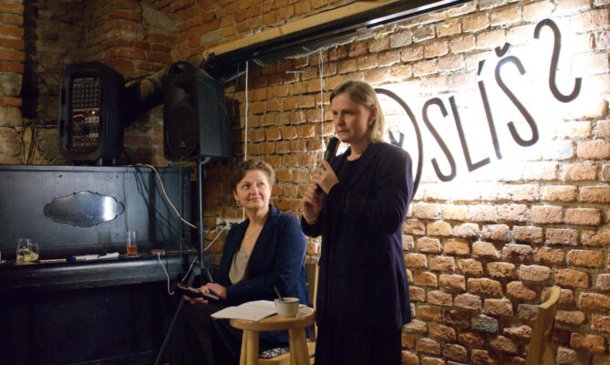 Zakladatelky Ekonews Martina Patočková a Veronika Němcová v pražské kavárně Myslíš? Foto: Tereza Koudelová, Ekonews