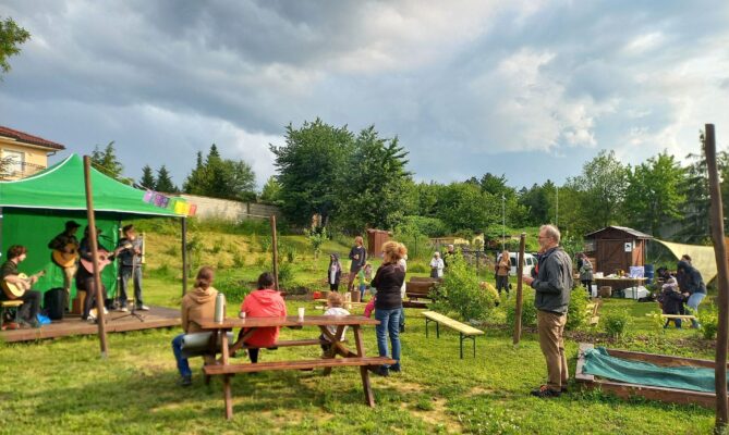 V blízké budoucnosti v areálu vznikne i komunitní kurník, o slepice v něm se bude střídavě starat sedm rodin. Foto: poskytnuto skupinou Za()hrada