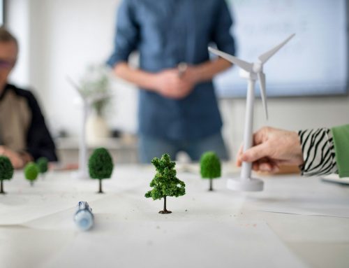 ESG se stává součástí byznysu, ale firmy o něm nemluví. Bojí se, že se stanou politickým obětním beránkem, uvádí průzkum