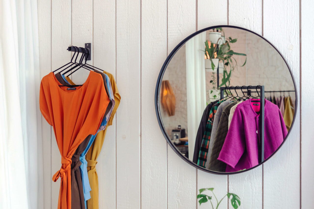 Hedvábné šaty (vlevo) byly první kus oblečení, které Linda Urbánková prodala pod značkou Luft. I po letech patří k bestsellerům. Foto: Kateřina Hefler, Ekonews