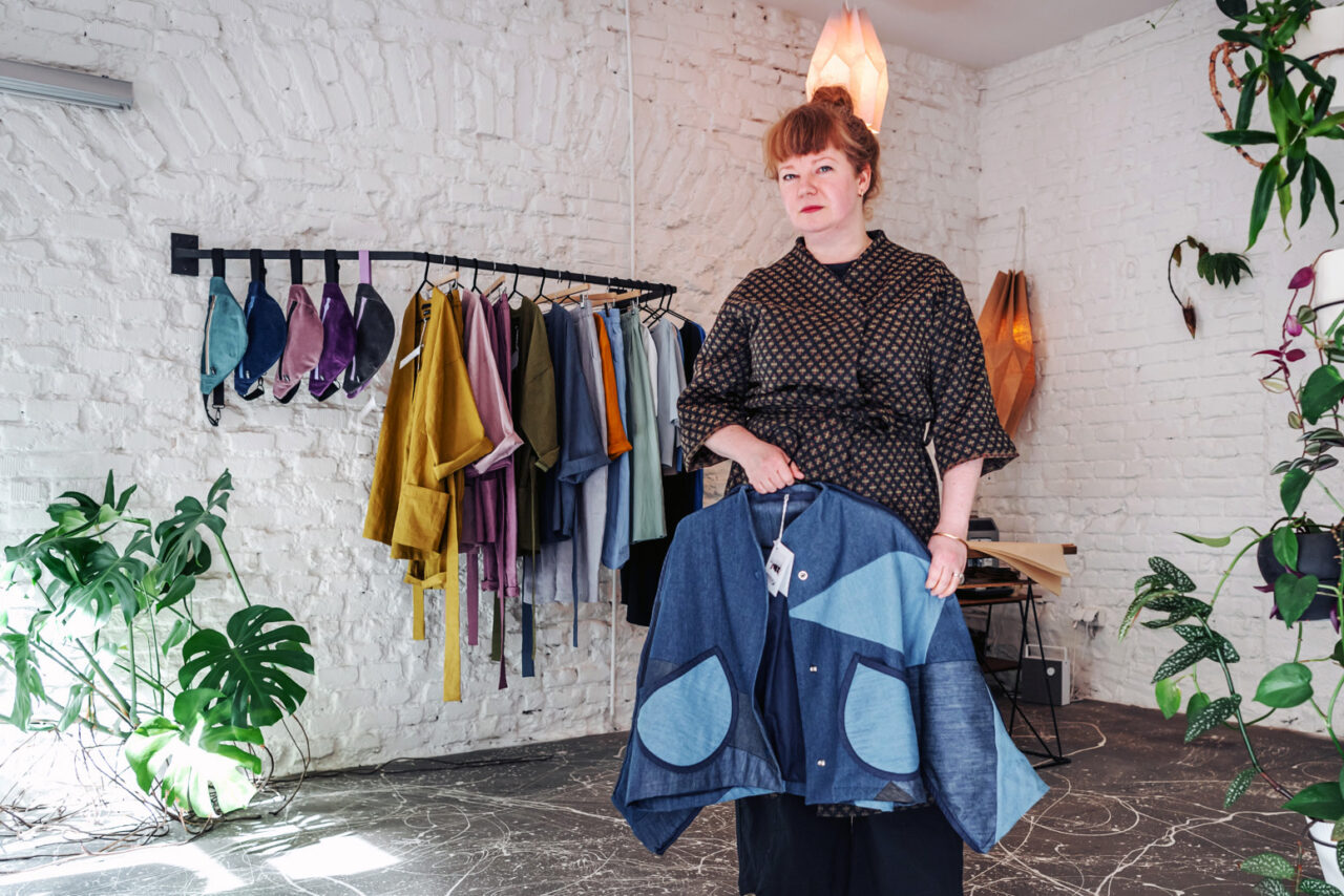 Džínová bunda vznikla z většího množství odstřižků. Ušít takový kousek zabere klidně i dva dny. Foto: Kateřina Hefler, Ekonews