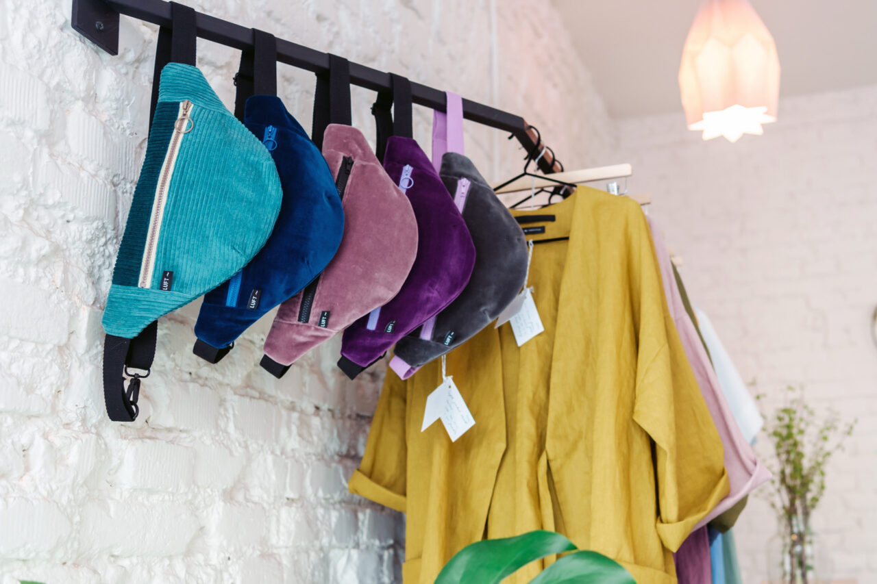 Sametové a manšestrové ledvinky vznikají ze zbytků látek. Foto: Kateřina Hefler, Ekonews