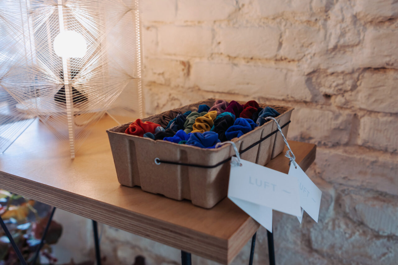 V Luftu se spotřebují skoro všechny odřezky látek. Z těch nejmenších vznikají gumičky do vlasů. Foto: Kateřina Hefler, Ekonews