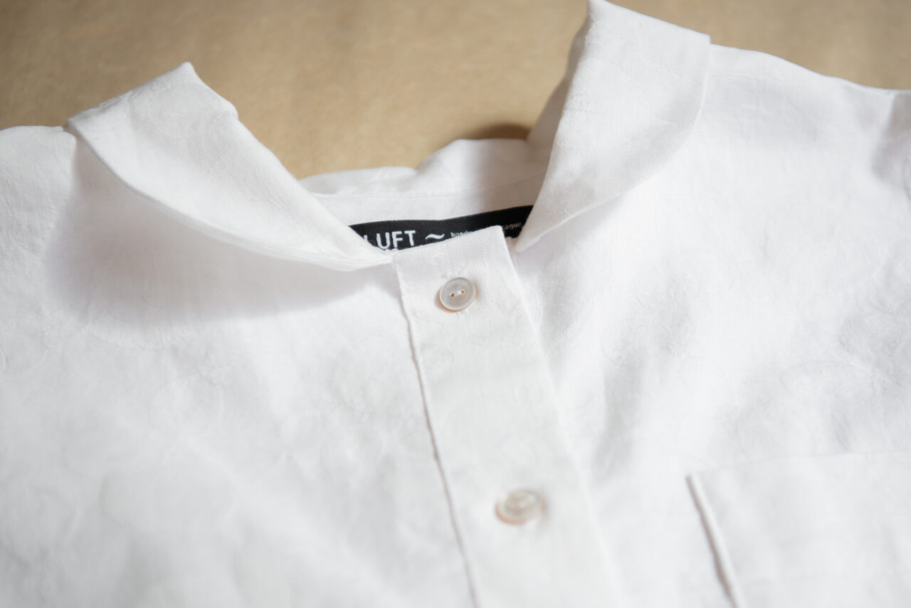 Košile ušitá z vintage látky doplněná o perleťové knoflíčky ze sbírky Lindy Urbánkové. Foto: Kateřina Hefler, Ekonews