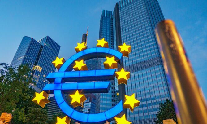 Přechod na bezemisní ekonomiku je pro státry Evropské unie finančně udržitelný. Ilustrační foto: Masood Aslami, Unsplash