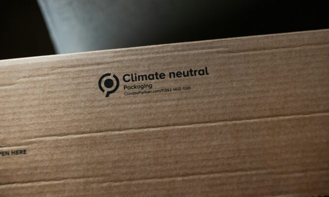 Zelená tvrzení typu klimaticky neutrální budou muset firmy dokázat. A offsety se do uhlíkové bilance nepočítají. Ilustrační foto: Nik, Unsplash