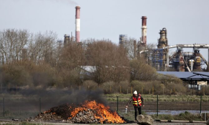 Rafinerie společnosti TotalEnergies u Donges v západní Francii nedaleko ústí Loiry do Atlantického oceánu. Foto: ČTK / AP / Jeremias Gonzalez
