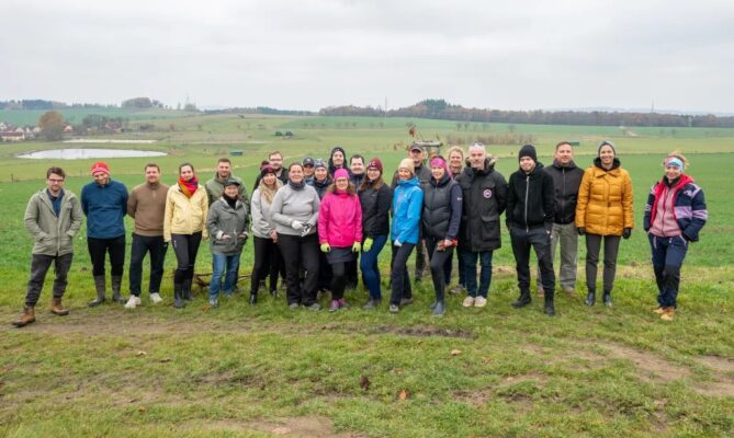 Výsadba třiceti ovocných stromů v Milínově v listopadu roku 2025. Foto: Nadace Tipsport