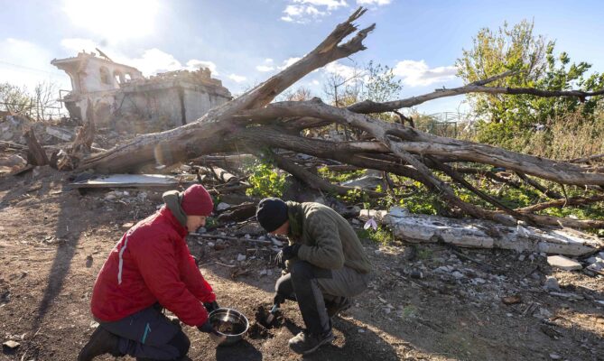 Spolek Arnika působí na Ukrajině od roku 2017, po vypuknutí války se začal zabývat environmentálními dopady bojů. Foto: Majda Slámová