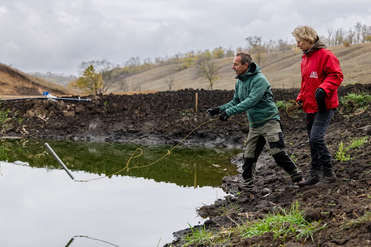 Marcela Černochová odebírala minulý rok vzorky půdy a vody ve východních částech Ukrajiny a zkoumala jejich kontaminaci. Foto: Majda Slámová