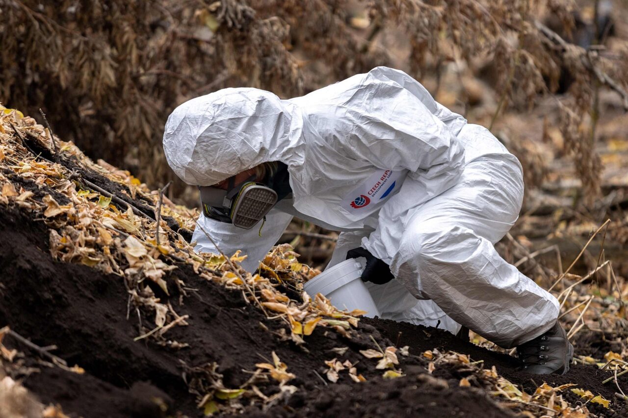Mezi zasaženými oblastmi byla také černá skládka pesticidů, při odebírání vzorků museli dodržovat bezpečnostní opatření. Foto: Majda Slámová