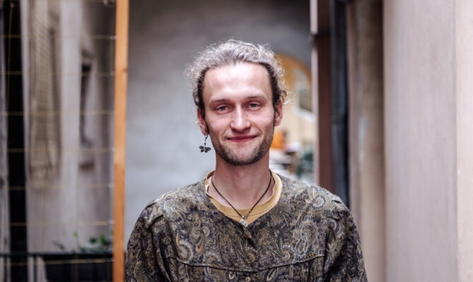 Adam Vokáč je od března správcem Vzpomínkového parku Satalice, který se poprvé otevře v září. Foto: Kateřina Hefler, Ekonews