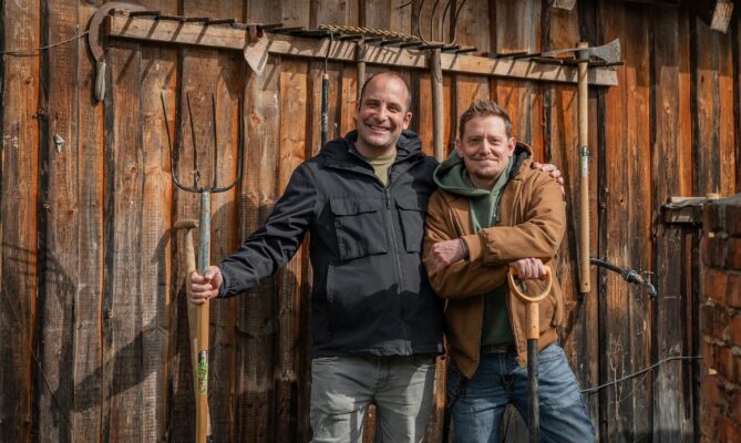 Ředitel Farmářské školy Jiří Prachař a herec Štěpán Benoni, který je ambasadorem projektu v soutěži E.ON Energy Globe. Foto: poskytnuto společností E.ON