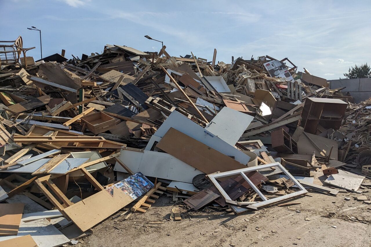 Materiál před tříděním na sběrném dvoře FortArt - Cirkulární centrum Hradec Králové. Foto: poskytnuto Buřinkou