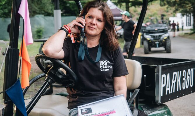 Nikola Netušilová je architektkou a produkční festivalu Rpock for People, který v Parku 360 u Hradce Králové začíná 10. června. Foto: poskytnuto Rock for People