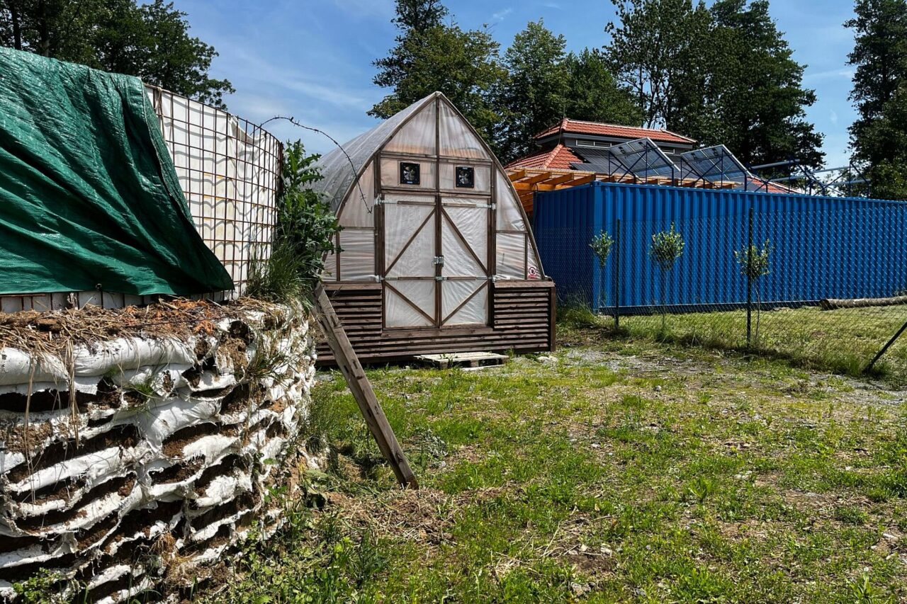 Aby v Prosetíně snížili cenu za odvoz kalů z čistírny odpadních vod, vybudovali v obci solární sušárnu, která z něj odstraňuje přebytečnou vodu. Foto: poskytnuto Svazem místních samospráv ČR