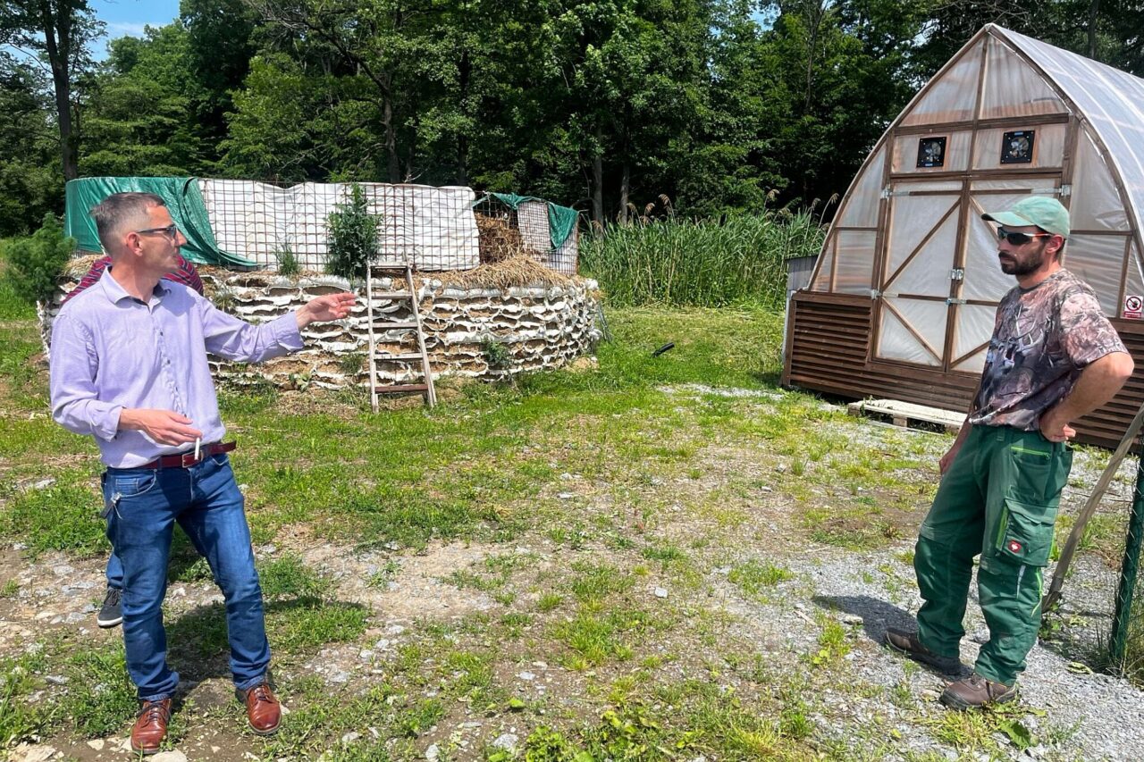 Sušárnu doplnil biomilíř na principu kompostu, který ji vytápí v zimě. Foto: poskytnuto Svazem místních samospráv ČR