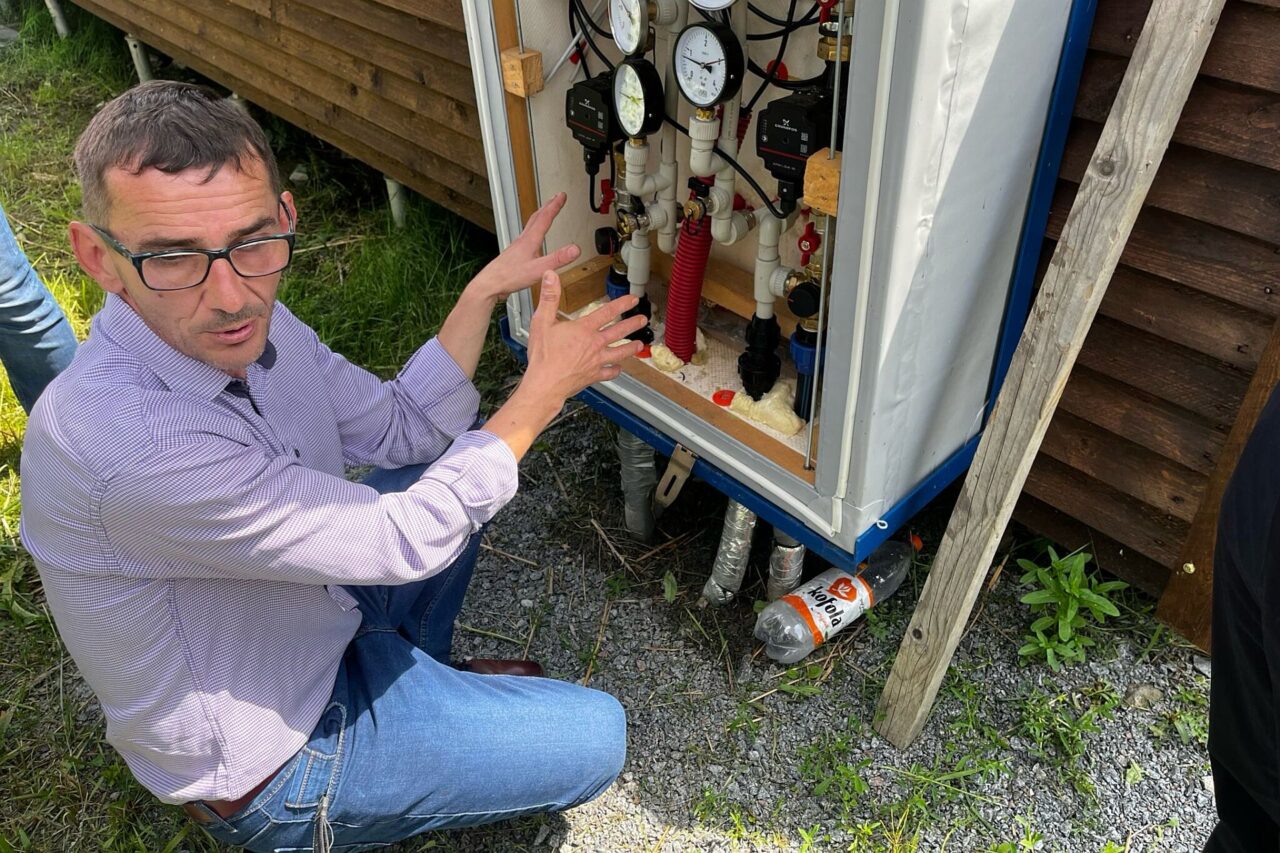 Michal Vychroň, který v obci starostuje už druhé období, ukazuje, jak funguje sušárna. Foto: poskytnuto Svazem místních samospráv ČR