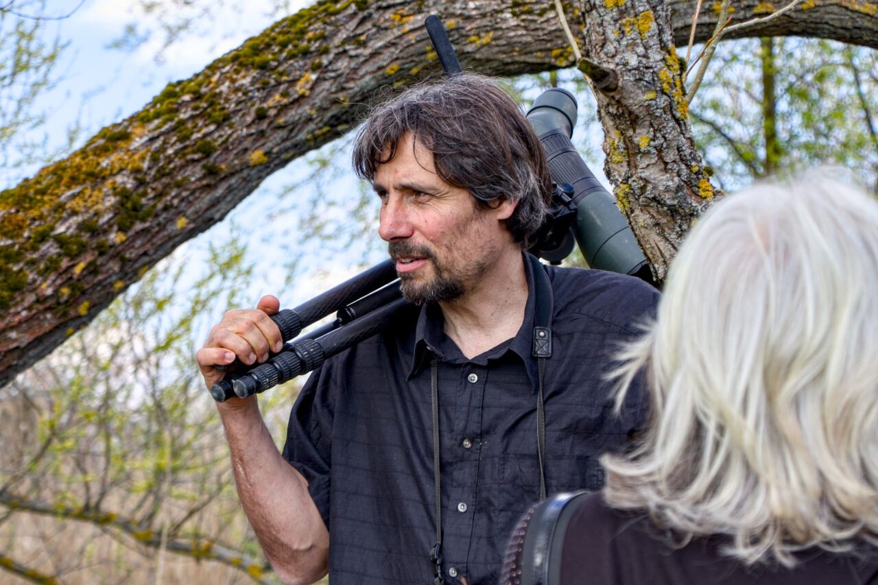 Břeněk Michálek z České společnosti ornitologické působí dlouho let jako správce ptačích parků. Foto: Karolína Chlumecká, Ekonews