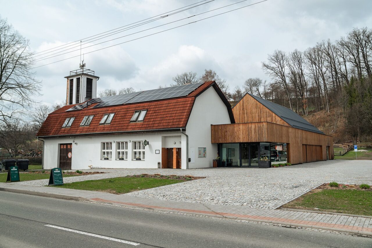 V Ratiboři na Vsetínsku žije asi osmnáct set obyvatel. Obec vyrábí část elektřiny ze solárních panelů, hospodaří šetrněji s vodou a snaží se co nejvíc odpadu využít přímo na místě. Foto: poskytnuto společností E.ON