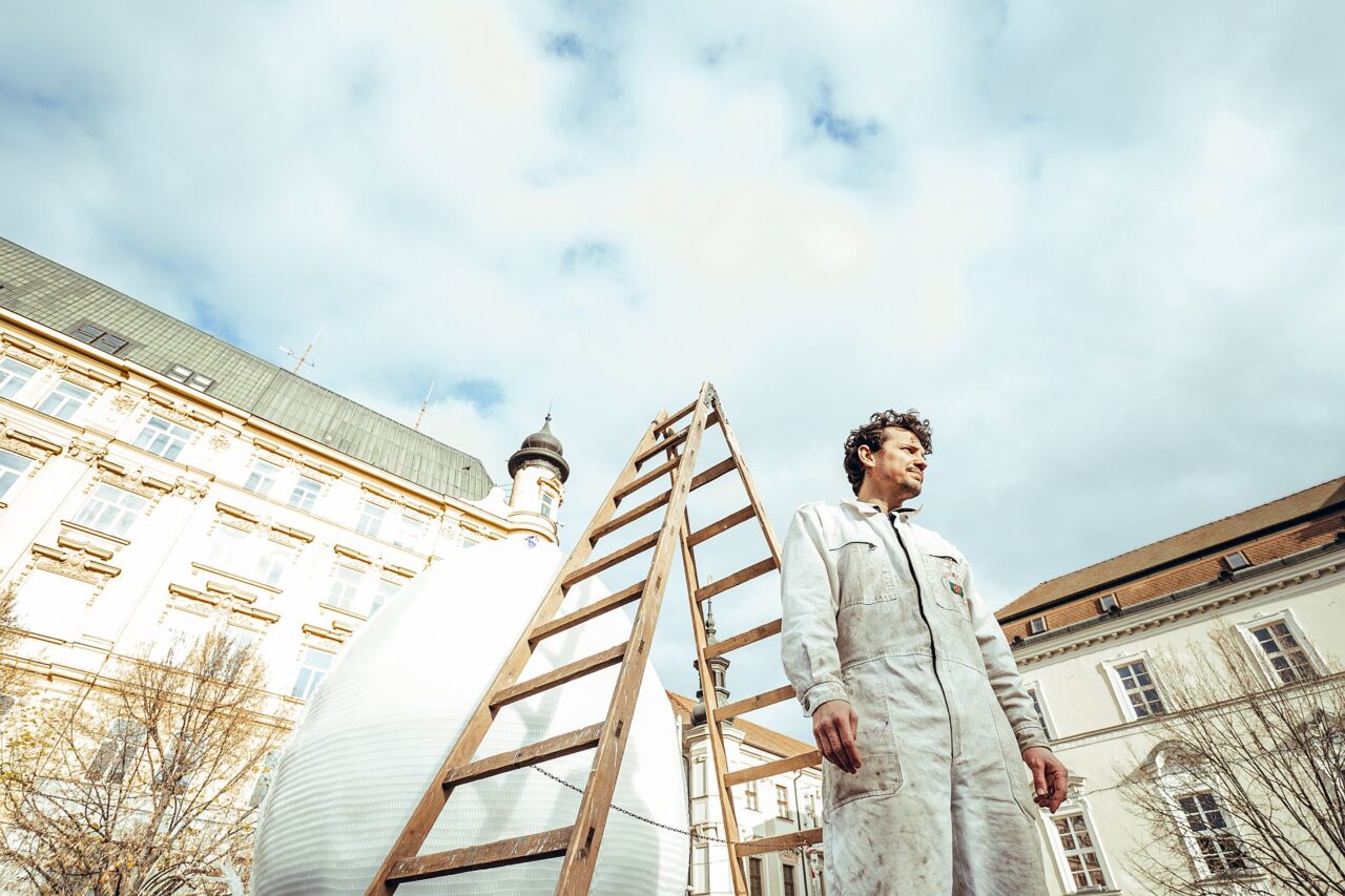 „Kde je ekologie v tom, že z odpadního materiálu vytvořím jedno dílo, které si někdo dá do soukromého interiéru? Lepší je jich udělat sto a dostat to k lidem tak, aby to mohli používat všichni,“ říká Josef Rozehnal. Foto: poskytnuto studiem Nahaku