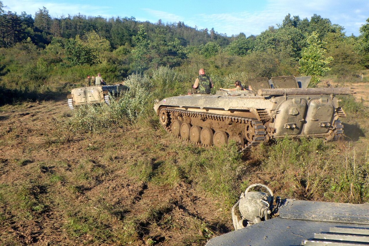 Na Šlovický vrch se pravidelně vrací vojenská technika, aby pomáhala obnovovat a udržovat cennou krajinu vzniklou po působení armády a vytvářela podmínky pro ohrožené druhy. Foto: Ondřej Peksa