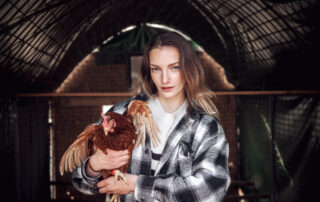Nikola Gavendová se stará o 150 slepic zachráněných z velkochovů na své farmě Vejce z kurníku. Foto: Kateřina Hefler, Ekonews