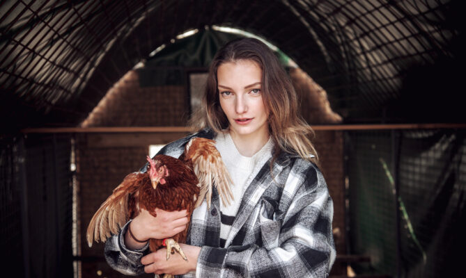 Nikola Gavendová se stará o 150 slepic zachráněných z velkochovů na své farmě Vejce z kurníku. Foto: Kateřina Hefler, Ekonews