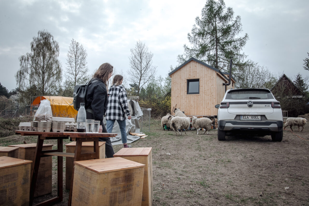 Tiny house na pozemku slouží jako zázemí farmy. Foto: Kateřina Hefler, Ekonews